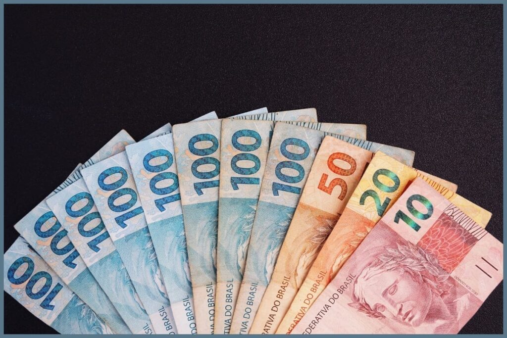 O PIB é amplamente utilizado porque oferece uma visão geral da atividade econômica de um país. Ele permite mensurar se a economia está crescendo, estagnada ou em declínio.
Assim, governos, organizações internacionais e investidores analisam o PIB para tomar decisões informadas sobre políticas públicas, investimentos e alocação de recursos.