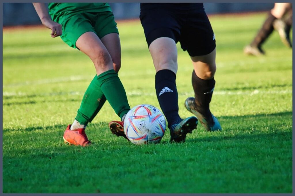 No Brasil, o amor pelo futebol frequentemente começa dentro de casa. Pais, avós e irmãos transmitem a paixão por um time ou jogador de geração em geração.

Nesse sentido, é comum que as famílias se reúnam para assistir às partidas, transformando jogos em eventos que fortalecem os laços familiares.