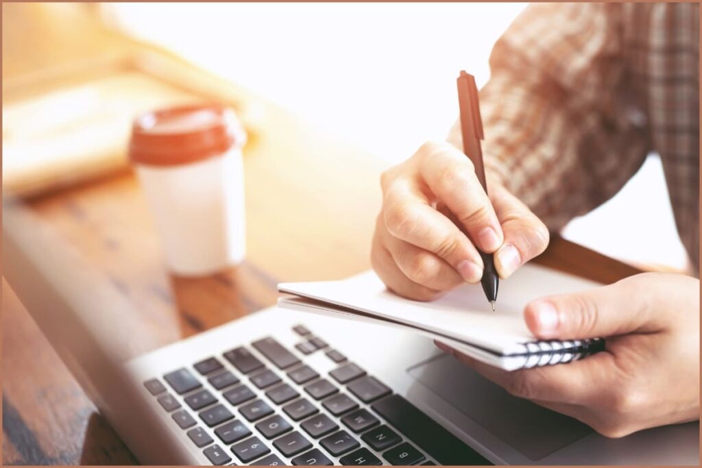 O ensino profissionalizante consiste em uma modalidade educacional que integra conhecimento teórico e prático, com o objetivo de preparar estudantes para exercerem profissões específicas. 

Seu foco principal está em atender às necessidades do mercado de trabalho, oferecendo capacitação em um curto ou médio prazo, dependendo do curso escolhido.

Profissões nas áreas de tecnologia, saúde, construção civil, estética, moda, entre outras, são exemplos comuns dos setores contemplados por esses cursos.