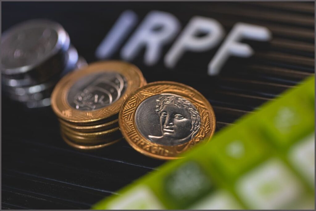 O Imposto de Renda (IR) é uma tributação aplicada sobre os rendimentos de pessoas físicas e jurídicas. Ele é obrigatório para aqueles que atingem certos critérios definidos pela Receita Federal, como, por exemplo: níveis de renda, investimentos e bens acumulados.