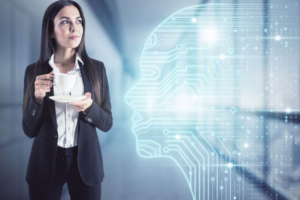 Uma mulher de negócios em um blazer preto e camisa branca, segurando uma xícara de café, olha pensativamente para a direita onde uma silhueta de uma cabeça humana, feita de circuitos digitais brilhantes, é projetada.