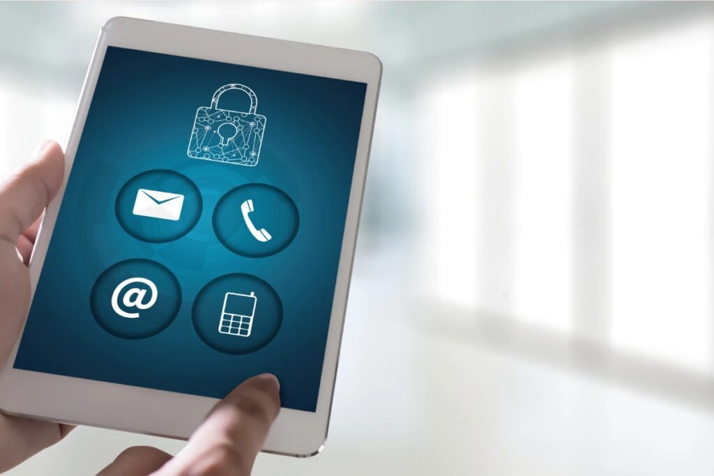 Tela de tablet com ícones de segurança digital como e-mail, telefone e cadeado