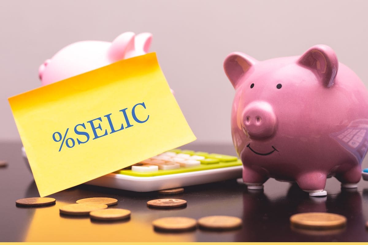 A taxa Selic (Sistema Especial de Liquidação e Custódia) é a principal taxa de juros da economia brasileira. Ela é usada como referência para várias outras taxas, como as de empréstimos, financiamentos e até investimentos.