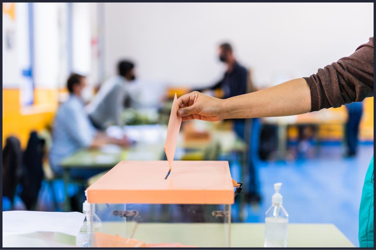 Cidadania ativa é a prática de indivíduos se envolverem, de maneira consciente e proativa, na vida pública e comunitária. Isso inclui ações como participar de debates sobre políticas públicas, acompanhar o trabalho de representantes políticos e engajar-se em causas sociais e ambientais.