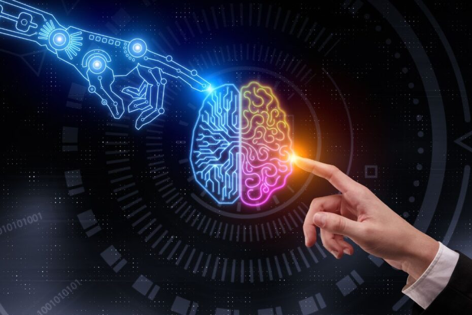 Uma mão humana tocando um cérebro digital dividido em duas cores, azul e rosa, enquanto um braço robótico aponta para ele, sobre um fundo escuro com elementos digitais.